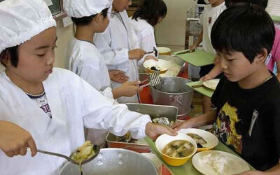 No Japão, por lei, todas as escolas devem ter um nutricionista e servir apenas refeições frescas e equilibradas