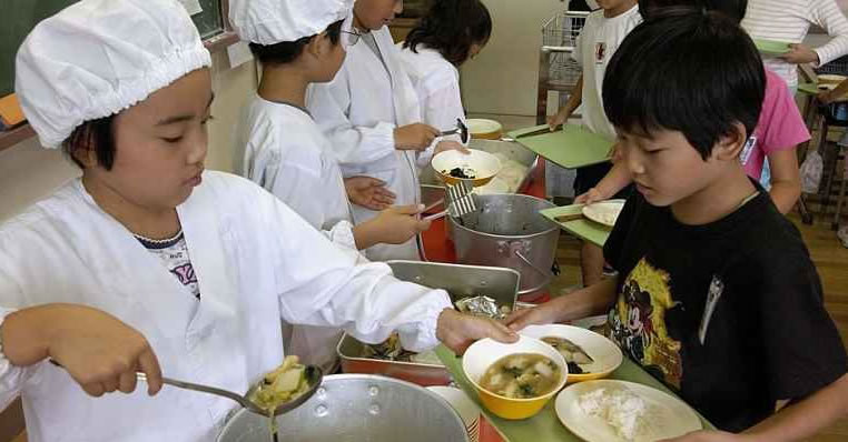No Japão, por lei, todas as escolas devem ter um nutricionista e servir apenas refeições frescas e equilibradas